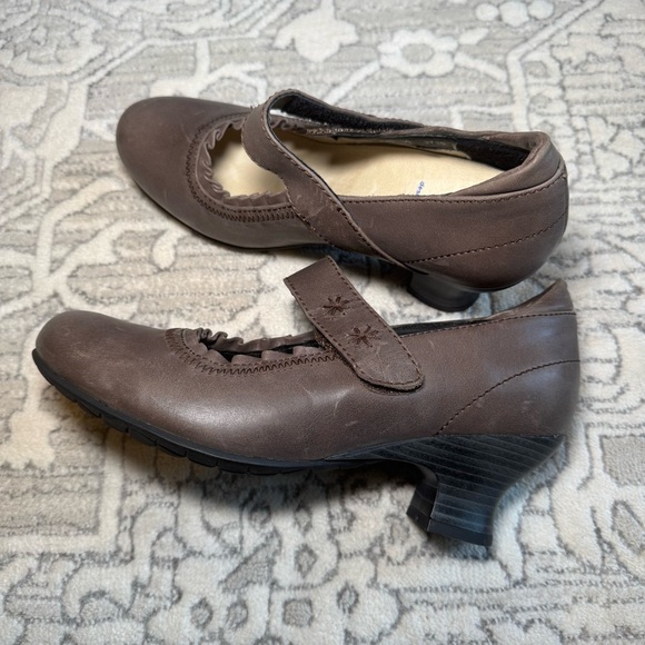 Wolky brown Leather Adjustable Mary Jane Heel
Shoes Euro 39 Women's US 8.5 - Picture 5 of 11